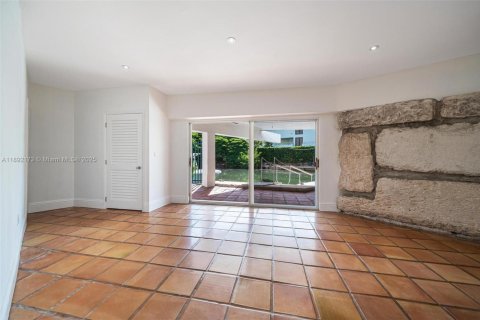 House in Miami, Florida 4 bedrooms, 362.23 sq.m. № 2039375 - photo 20