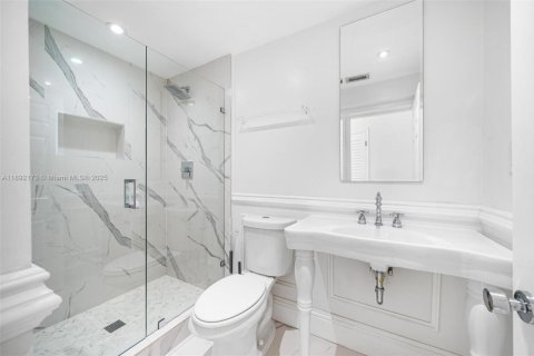 House in Miami, Florida 4 bedrooms, 362.23 sq.m. № 2039375 - photo 23