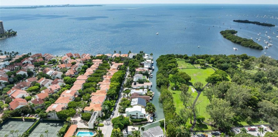 House in Miami, Florida 4 bedrooms, 362.23 sq.m. № 2039375