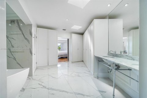 House in Miami, Florida 4 bedrooms, 362.23 sq.m. № 2039375 - photo 9