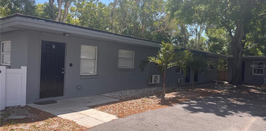 Commercial property in Largo, Florida 5 bedrooms, 218.69 sq.m. № 2416922