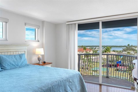 Condo in Redington Beach, Florida, 3 bedrooms  № 2212471 - photo 17