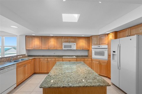 Condo in Redington Beach, Florida, 3 bedrooms  № 2212471 - photo 9