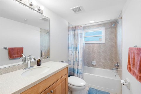 Condo in Redington Beach, Florida, 3 bedrooms  № 2212471 - photo 23