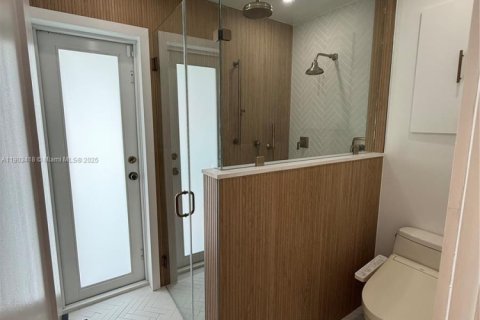 Casa en alquiler en Miami, Florida, 5 dormitorios, 230.86 m2 № 1954399 - foto 15