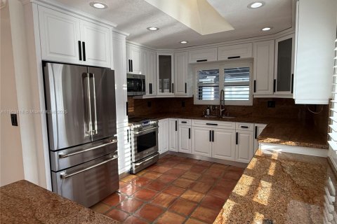 Casa en alquiler en Miami, Florida, 5 dormitorios, 230.86 m2 № 1954399 - foto 30