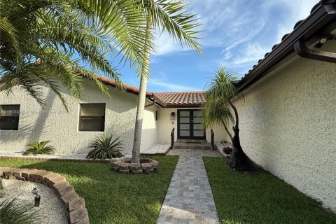 Casa en alquiler en Miami, Florida, 5 dormitorios, 230.86 m2 № 1954399 - foto 3