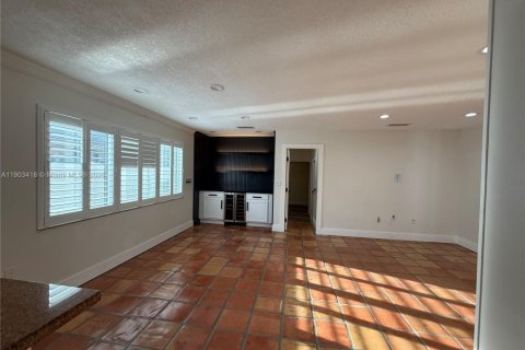 Casa en alquiler en Miami, Florida, 5 dormitorios, 230.86 m2 № 1954399 - foto 26