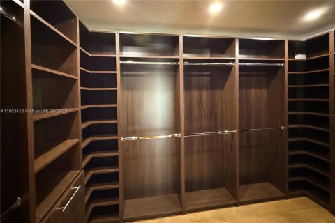 Casa en alquiler en Miami, Florida, 5 dormitorios, 230.86 m2 № 1954399 - foto 13