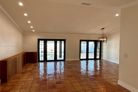 Casa en alquiler en Miami, Florida, 5 dormitorios, 230.86 m2 № 1954399 - foto 4