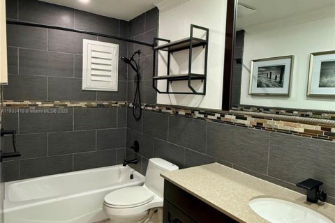 Casa en alquiler en Miami, Florida, 5 dormitorios, 230.86 m2 № 1954399 - foto 7