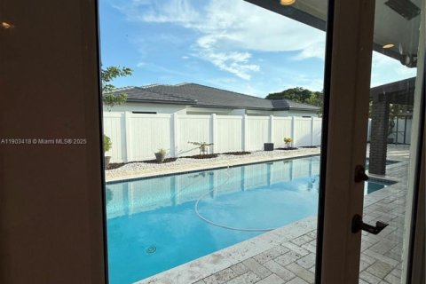 Casa en alquiler en Miami, Florida, 5 dormitorios, 230.86 m2 № 1954399 - foto 18