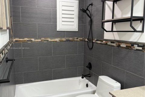 Casa en alquiler en Miami, Florida, 5 dormitorios, 230.86 m2 № 1954399 - foto 6