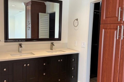 Casa en alquiler en Miami, Florida, 5 dormitorios, 230.86 m2 № 1954399 - foto 12