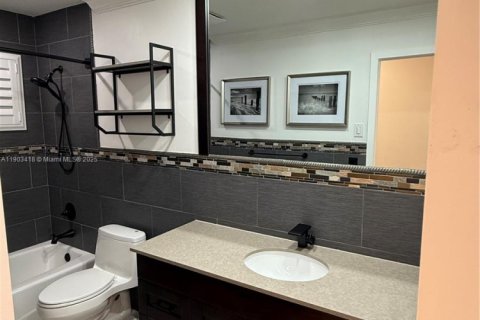 Casa en alquiler en Miami, Florida, 5 dormitorios, 230.86 m2 № 1954399 - foto 8