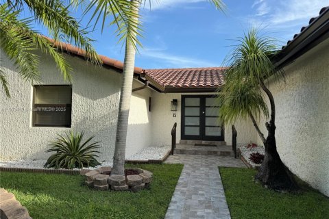 Casa en alquiler en Miami, Florida, 5 dormitorios, 230.86 m2 № 1954399 - foto 2