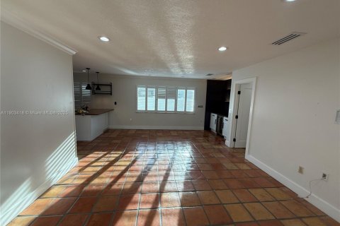 Casa en alquiler en Miami, Florida, 5 dormitorios, 230.86 m2 № 1954399 - foto 25