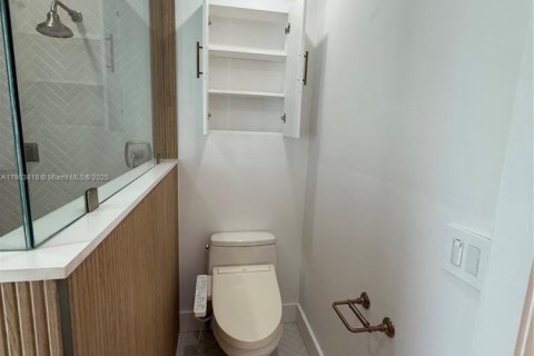 Casa en alquiler en Miami, Florida, 5 dormitorios, 230.86 m2 № 1954399 - foto 17