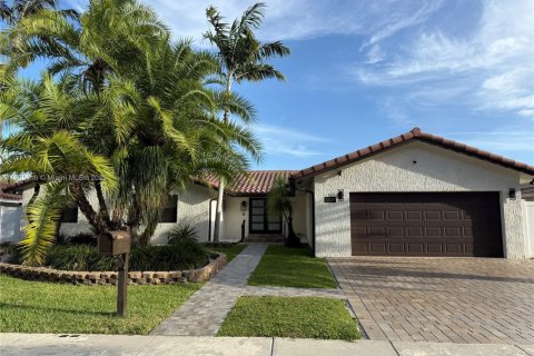Casa en alquiler en Miami, Florida, 5 dormitorios, 230.86 m2 № 1954399 - foto 1