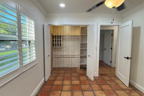 Casa en alquiler en Miami, Florida, 5 dormitorios, 230.86 m2 № 1954399 - foto 24