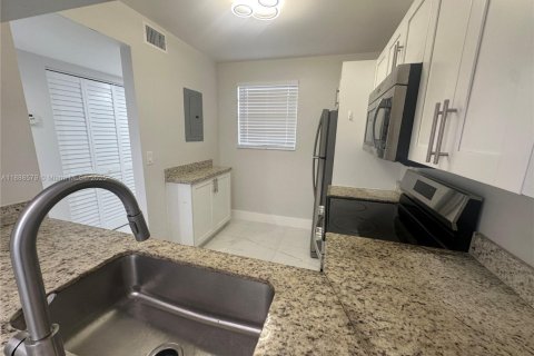 Condominio en alquiler en Pembroke Pines, Florida, 2 dormitorios, 84.91 m2 № 1941216 - foto 10