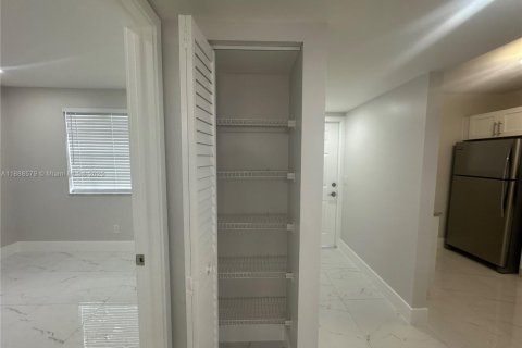 Condominio en alquiler en Pembroke Pines, Florida, 2 dormitorios, 84.91 m2 № 1941216 - foto 14