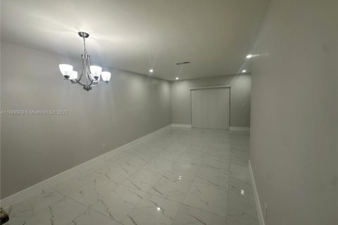 Condominio en alquiler en Pembroke Pines, Florida, 2 dormitorios, 84.91 m2 № 1941216 - foto 15