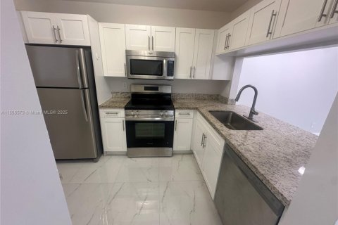 Condominio en alquiler en Pembroke Pines, Florida, 2 dormitorios, 84.91 m2 № 1941216 - foto 1