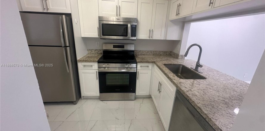 Condominio en Pembroke Pines, Florida, 2 dormitorios  № 1941216