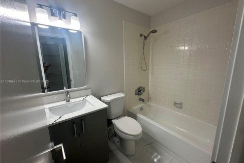 Condominio en alquiler en Pembroke Pines, Florida, 2 dormitorios, 84.91 m2 № 1941216 - foto 13