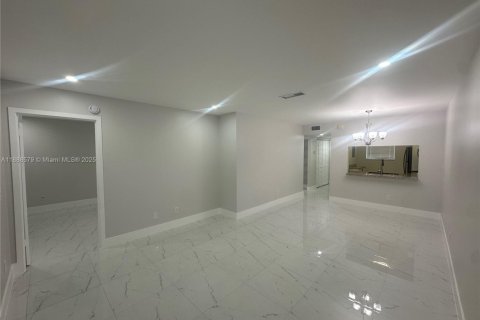 Condominio en alquiler en Pembroke Pines, Florida, 2 dormitorios, 84.91 m2 № 1941216 - foto 11