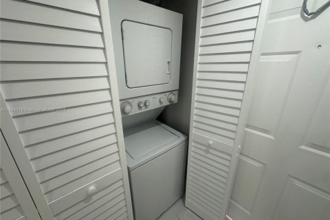 Condominio en alquiler en Pembroke Pines, Florida, 2 dormitorios, 84.91 m2 № 1941216 - foto 5