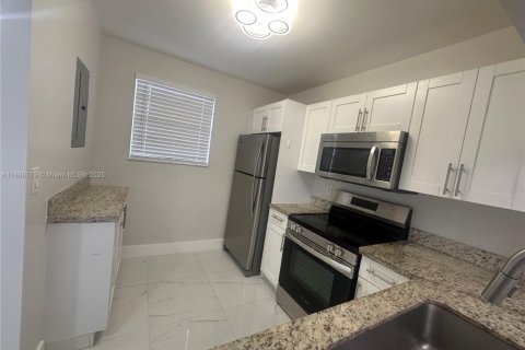 Condominio en alquiler en Pembroke Pines, Florida, 2 dormitorios, 84.91 m2 № 1941216 - foto 2