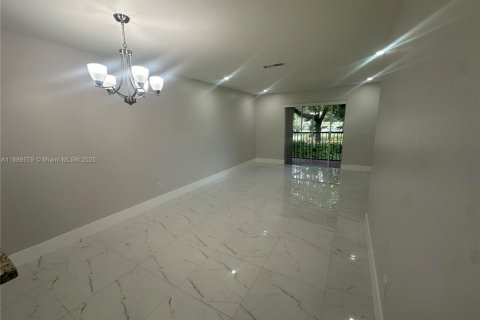 Condominio en alquiler en Pembroke Pines, Florida, 2 dormitorios, 84.91 m2 № 1941216 - foto 3