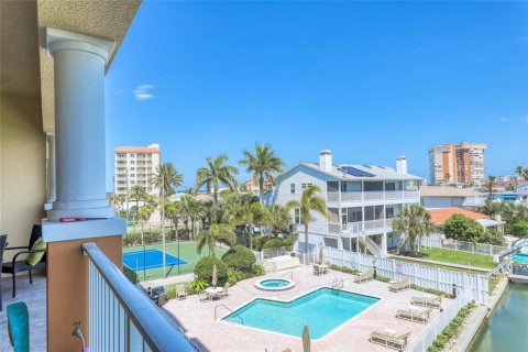 Condominio en alquiler en Redington Shores, Florida, 3 dormitorios, 185.34 m2 № 1792301 - foto 1