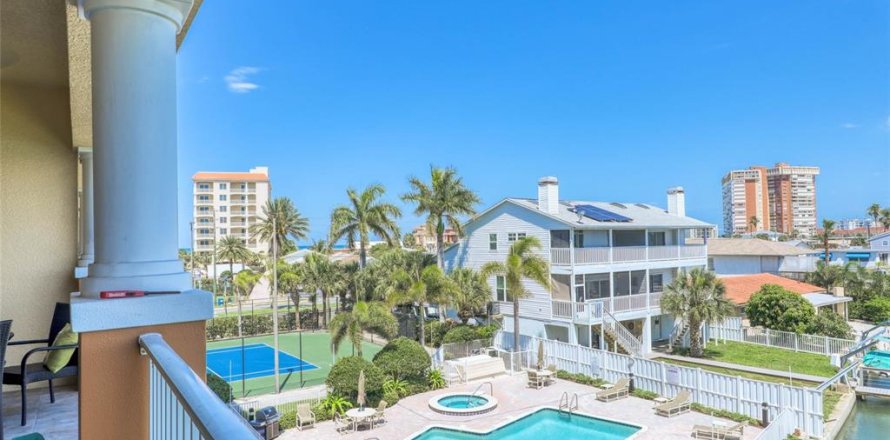 Condo in Redington Shores, Florida, 3 bedrooms № 1792301