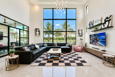 House in Boynton Beach, Florida 5 bedrooms, 386.57 sq.m. № 2263555 - photo 4