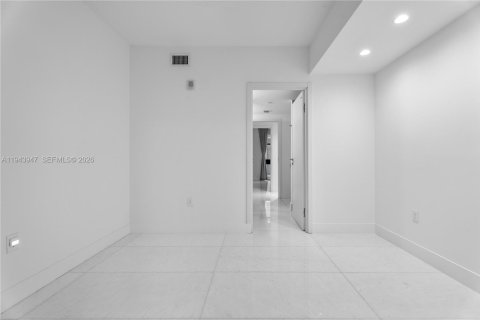 Condo in Miami, Florida, 3 bedrooms  № 2061750 - photo 20