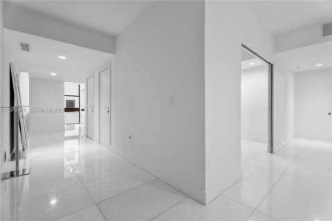 Condo in Miami, Florida, 3 bedrooms  № 2061750 - photo 22