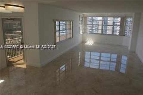 Copropriété à vendre à Hallandale Beach, Floride: 2 chambres, 124.49 m2 № 1783565 - photo 15