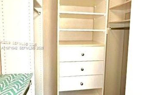 Снять в аренду кондоминиум в Форт-Лодердейл, Флорида 1 спальня, 42.64м2, № 2032564 - фото 13