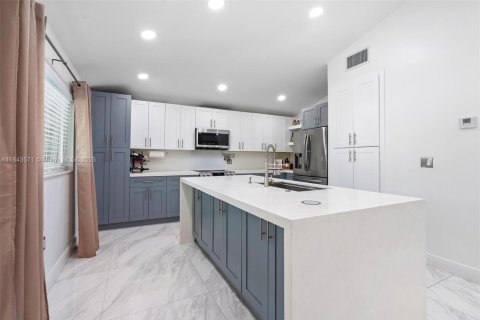 House in Hollywood, Florida 4 bedrooms, 233.28 sq.m. № 1836578 - photo 2