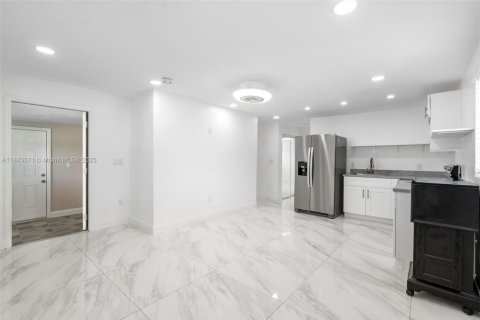 House in Hollywood, Florida 4 bedrooms, 233.28 sq.m. № 1836578 - photo 10