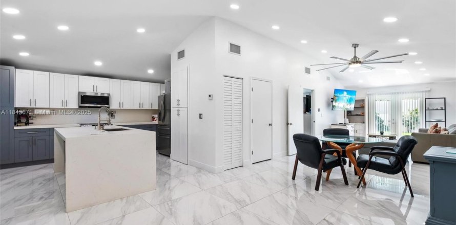 House in Hollywood, Florida 4 bedrooms, 233.28 sq.m. № 1836578