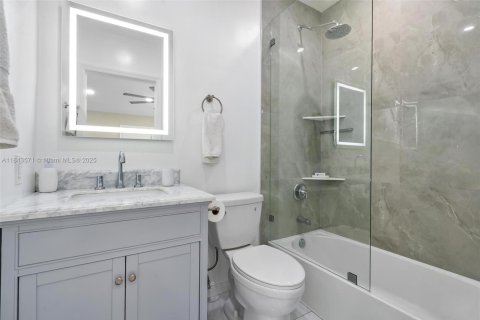 House in Hollywood, Florida 4 bedrooms, 233.28 sq.m. № 1836578 - photo 6