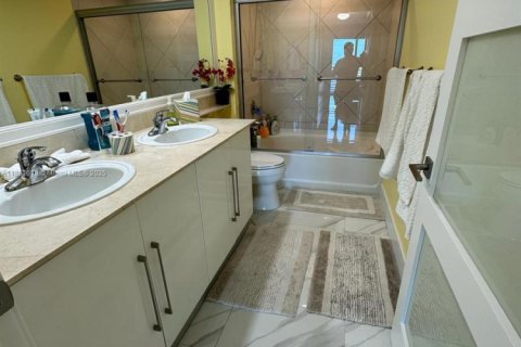 Condo in Miami, Florida, 3 bedrooms  № 1891498 - photo 25