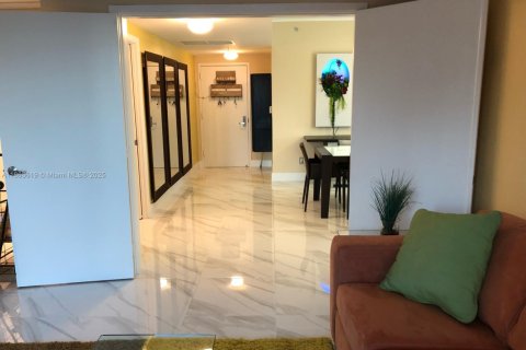 Condo in Miami, Florida, 3 bedrooms  № 1891498 - photo 17