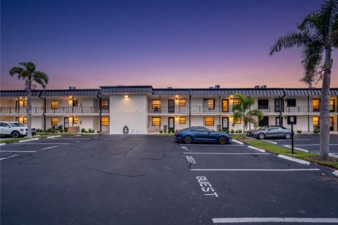 Condo in Vero Beach, Florida, 2 bedrooms  № 2429838 - photo 2