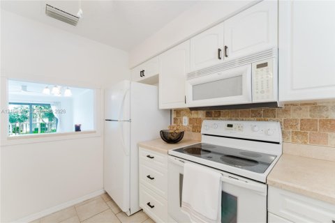 Condo in Vero Beach, Florida, 2 bedrooms  № 2429838 - photo 8