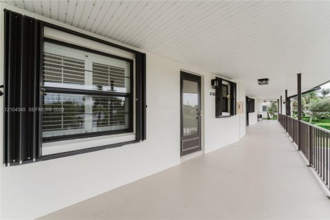 Condo in Vero Beach, Florida, 2 bedrooms  № 2429838 - photo 4